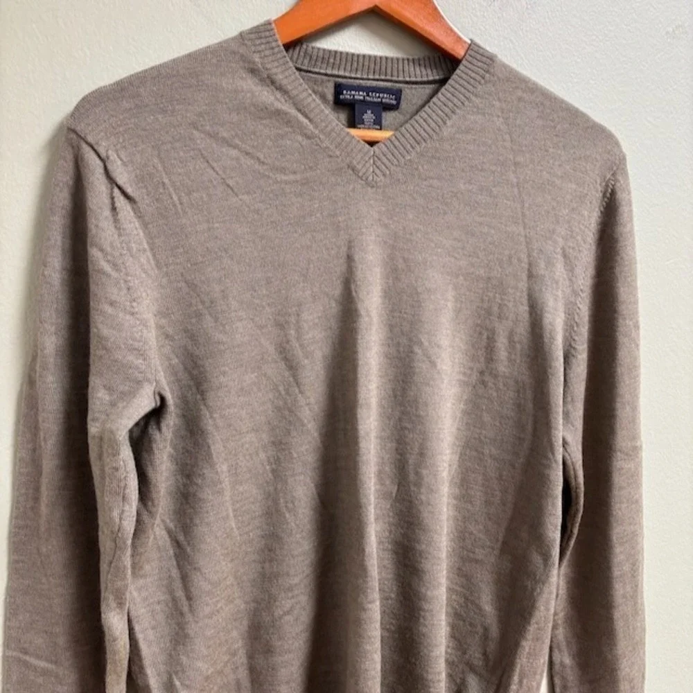 Banana Republic Mens Extra Fine Italian Merino Wool V Neck Sweater Size M Preppy